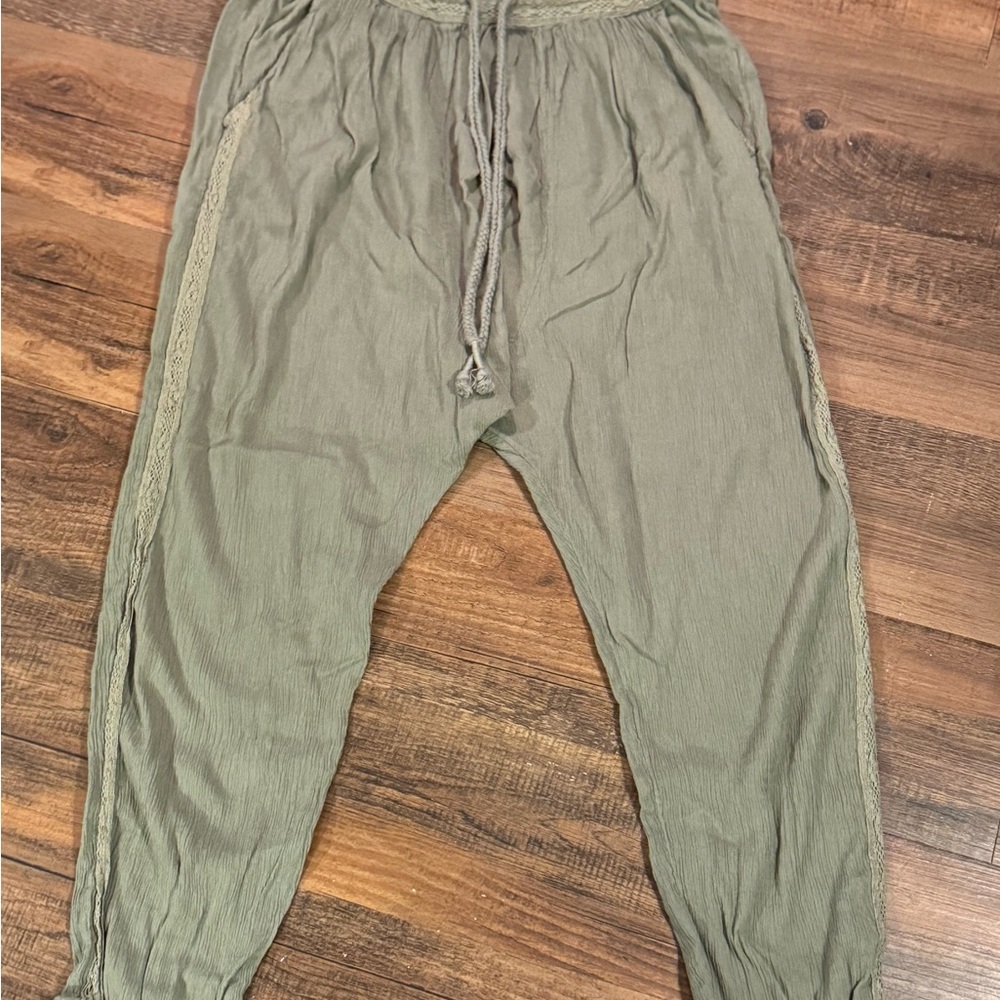 Aerie Jogger Women’s Size M Drawstring Elastic Waist Lace Detail Crinkle Green